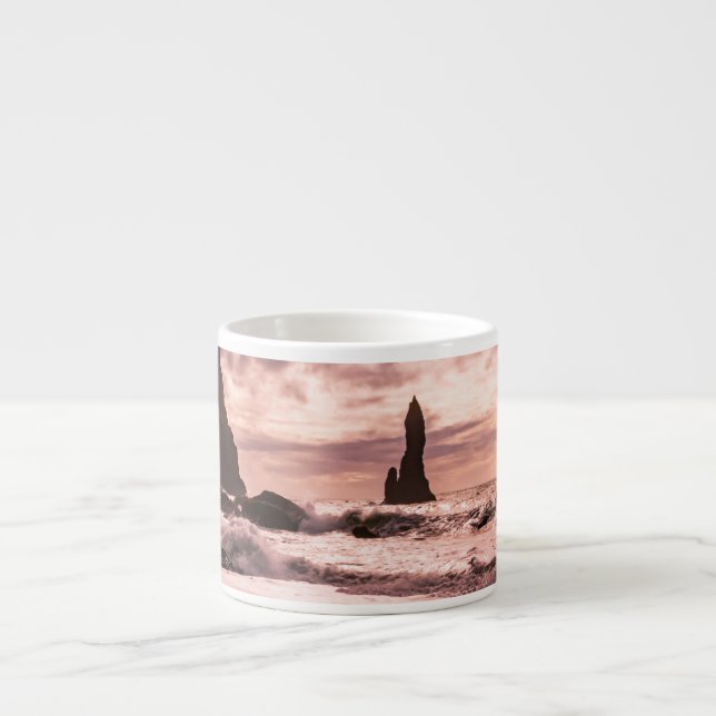 Xícara De Espresso Sunset na praia de areia negra de Reynisfjara, Isl (Frente)