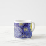 Xícara De Espresso Vincent Van Gogh Starry Night Vintage Fine Art<br><div class="desc">Vincent van Gogh Starry Night Fine Art Painting Starry Night Starry Night é uma pintura do artista poste-impressionista holandês Vincent van Gogh. O céu azul à noite está cheio de nuvens, estrelas e uma lua crescente brilhante. A Noite Estrelada é a única noturna na série de visões da janela do...</div>