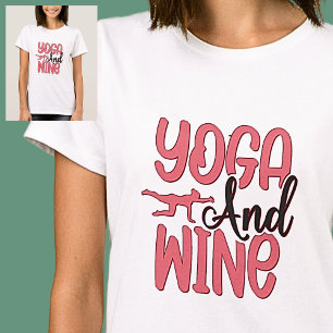 Yoga e vinho cor-de-rosa na camiseta branca
