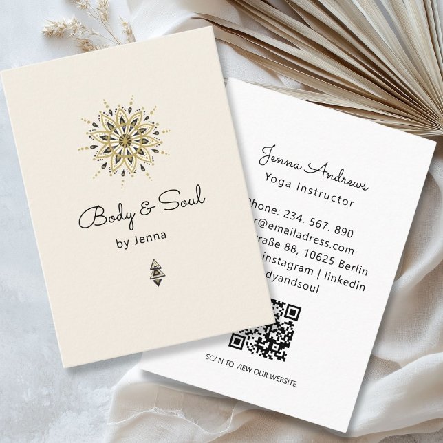 Yoga Massage Wellness Cartão de visita do Código Q (Modern Yoga Massage Wellness QR Code Beige Business Card)
