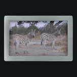 Zebra Double Take Foto<br><div class="desc">Impressões e presentes da Nature do Double Take Zebras apresentam uma bela fotografia de duas zebras, ambas olhando para o espectador tirado durante um lanche por Kurt Keller com uma câmera de 35 mm enquanto num safari africano em Botswana, África do Sul e Zimbábue. Cada zebra é única veste seu...</div>