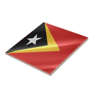 zTL002 acenando com o FLAG de Timor Leste,